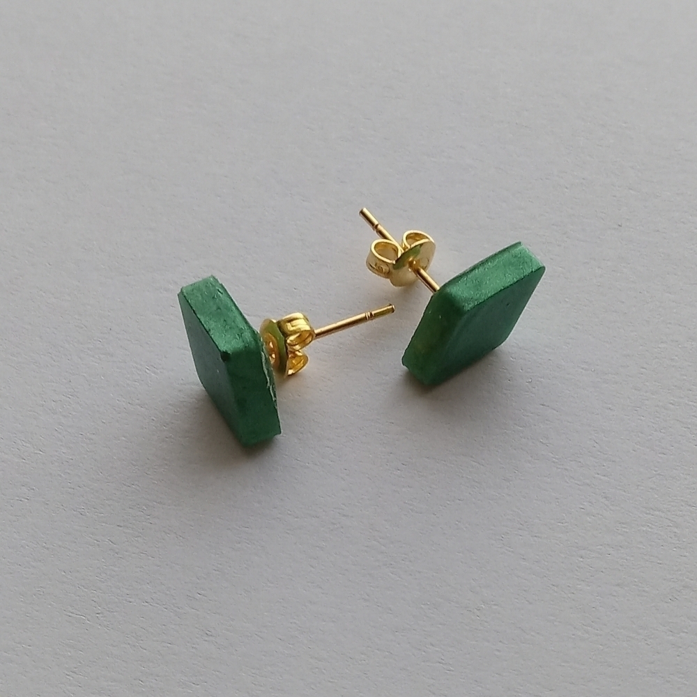 5/$25 CLEARANCE -Green resin diamond stud earrings - Picture 2 of 3